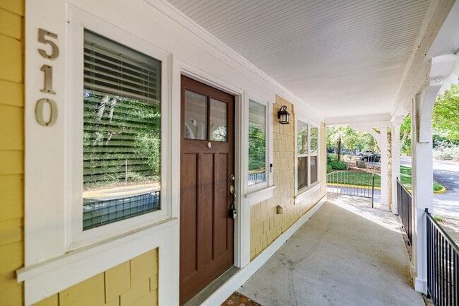 Building Photo - Cottage One-story Condo - Lease through July