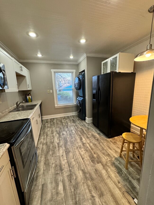 Kitchen with dishwasher, stove, microwave and fridge. - 224 Walnut St