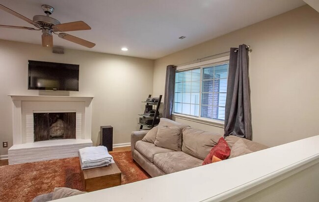 Foto del edificio - Charming 2 Bed, 1 Bath Home with Great Amenities