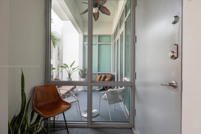 Foto del edificio - 3062 Bird Ave