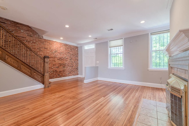 Foto del edificio - 32 Channing St NW