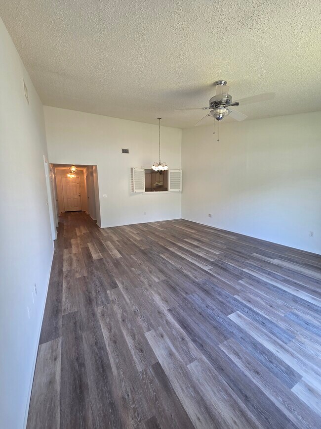 Foto del edificio - 1632 Tudor Ln