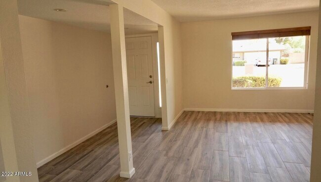 Building Photo - 4950 E Laurel Ln