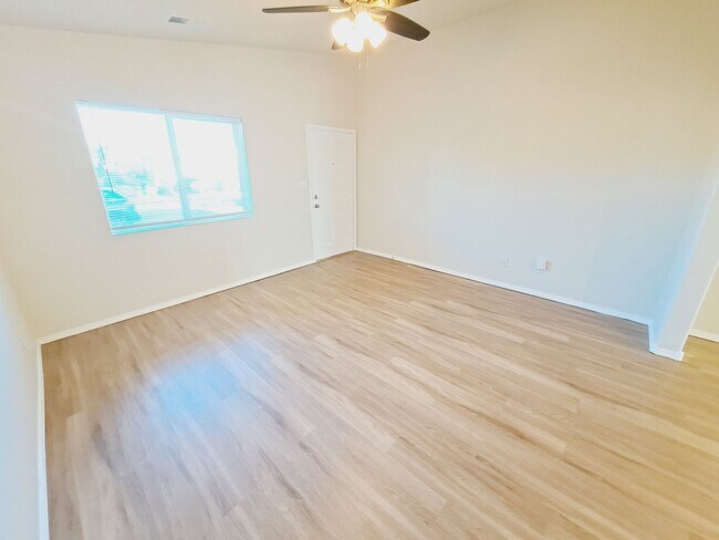 Building Photo - 3 bed 2 bath home 1389 sq ft in Huning Ranch