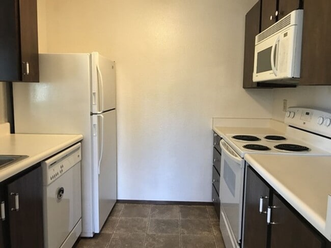 Building Photo - Great 1br 1bath Condo w/Tennis court/swimm...