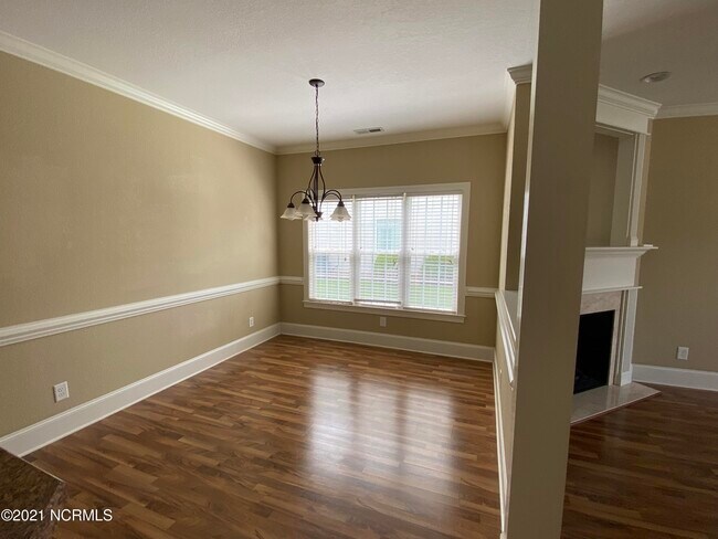 Building Photo - 2345 Dovedale Dr