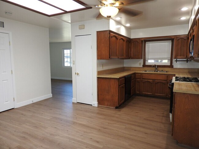 Building Photo - Large 3bd