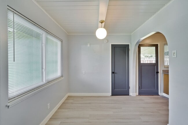 Foto del edificio - Remodeled 3-bedroom 1 bath