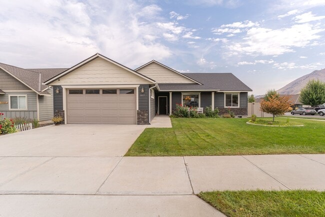 Building Photo - 3-bedroom, 2-bathroom home featuring an op...