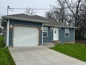 Building Photo - 2038 N Summit Ave