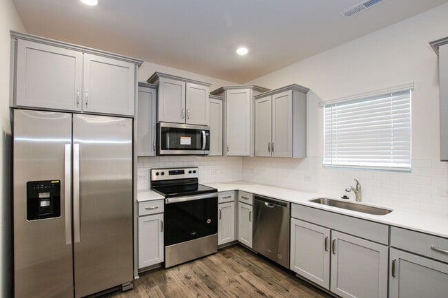 Building Photo - 3BD/2.5BTH Townhome - Belmont - AVAILABLE ...