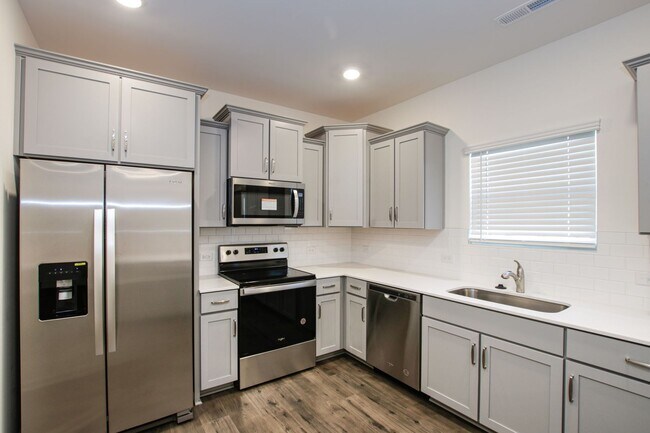 Foto del edificio - 3BD/2.5BTH Townhome - Belmont - AVAILABLE ...