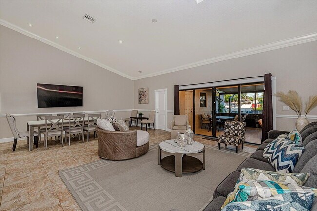 Building Photo - 4732 SW 35th Ave