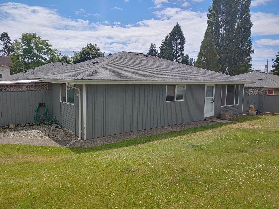Foto principal - 2 Bed 1 Bath Duplex in Happy Valley!