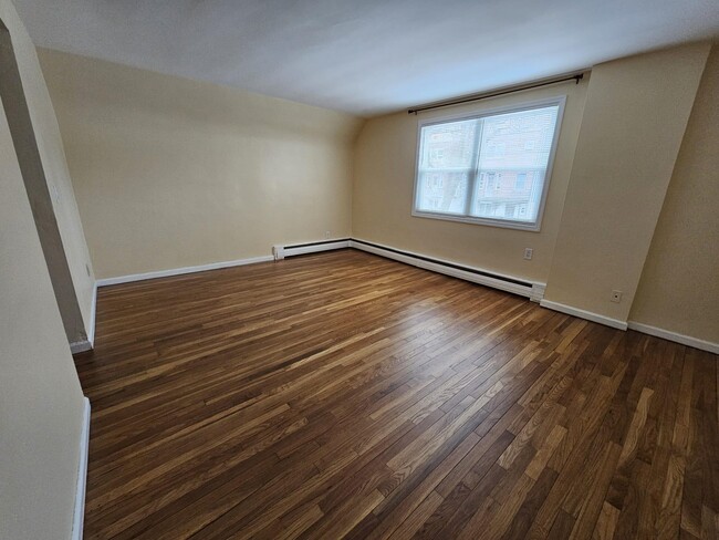 Building Photo - 2525 Pearsall Ave