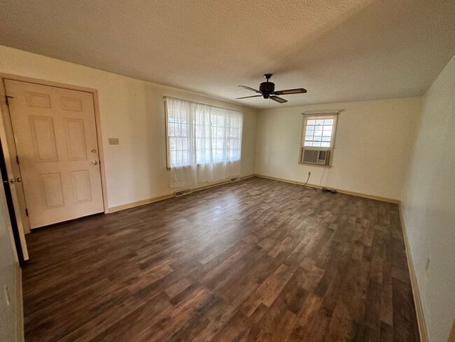 Foto del edificio - 4-Bedroom Brick Home with Full Unfinished ...