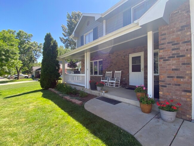 Building Photo - 2225 Creekwood Dr
