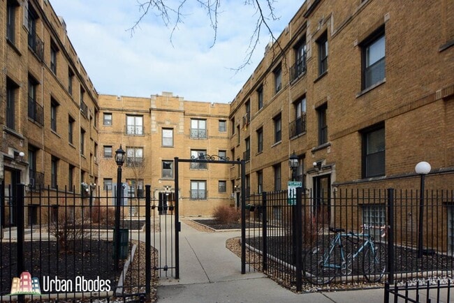Building Photo - 722 W Roscoe St