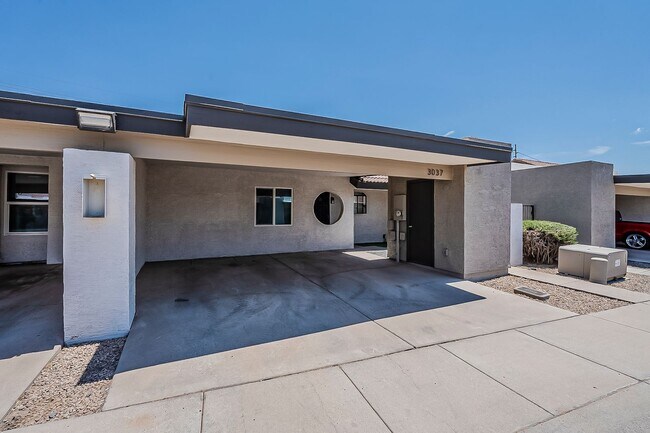 Foto del edificio - Fully Remodeled! 2 bed 2 bath Town-home in Central Phoenix!! Gated Community with Pool!