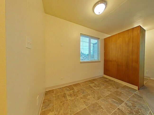 Building Photo - 1 Bedroom Apartment ~ Close to Campus ~ Ca...