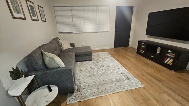 Foto del edificio - 6025 Dipper St