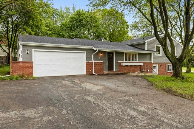 Building Photo - 2203 Edgebrook Dr
