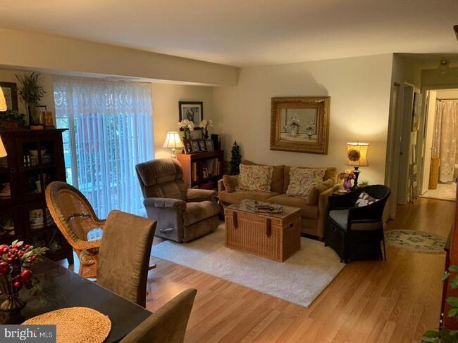 Building Photo - This spacious 1-bedroom, 1-bathroom condo ...