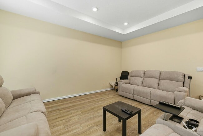 Building Photo - 6137 SW 70th Ave