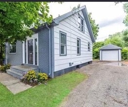 Building Photo - 902 Main Ave