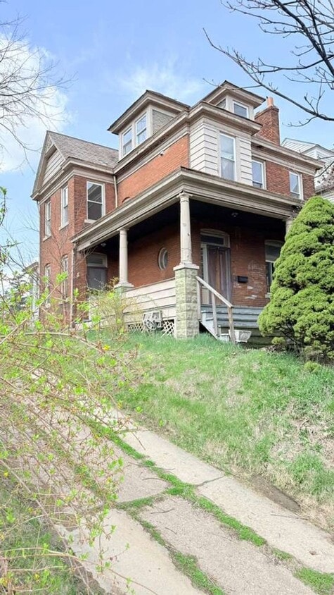 Spacious 4BR 1.5BA Single Family Home in Carrick - Spacious 4BR 1.5BA Single Family Home in Carrick