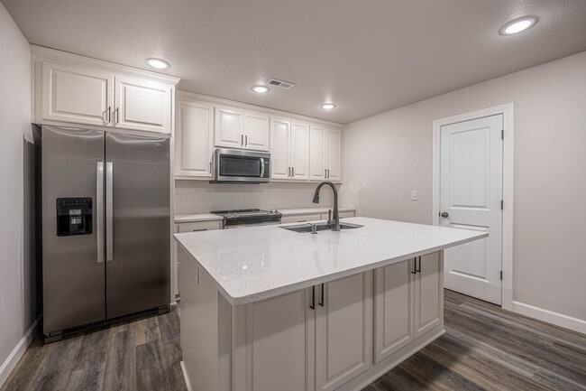 Building Photo - 372 SE 95th Rd