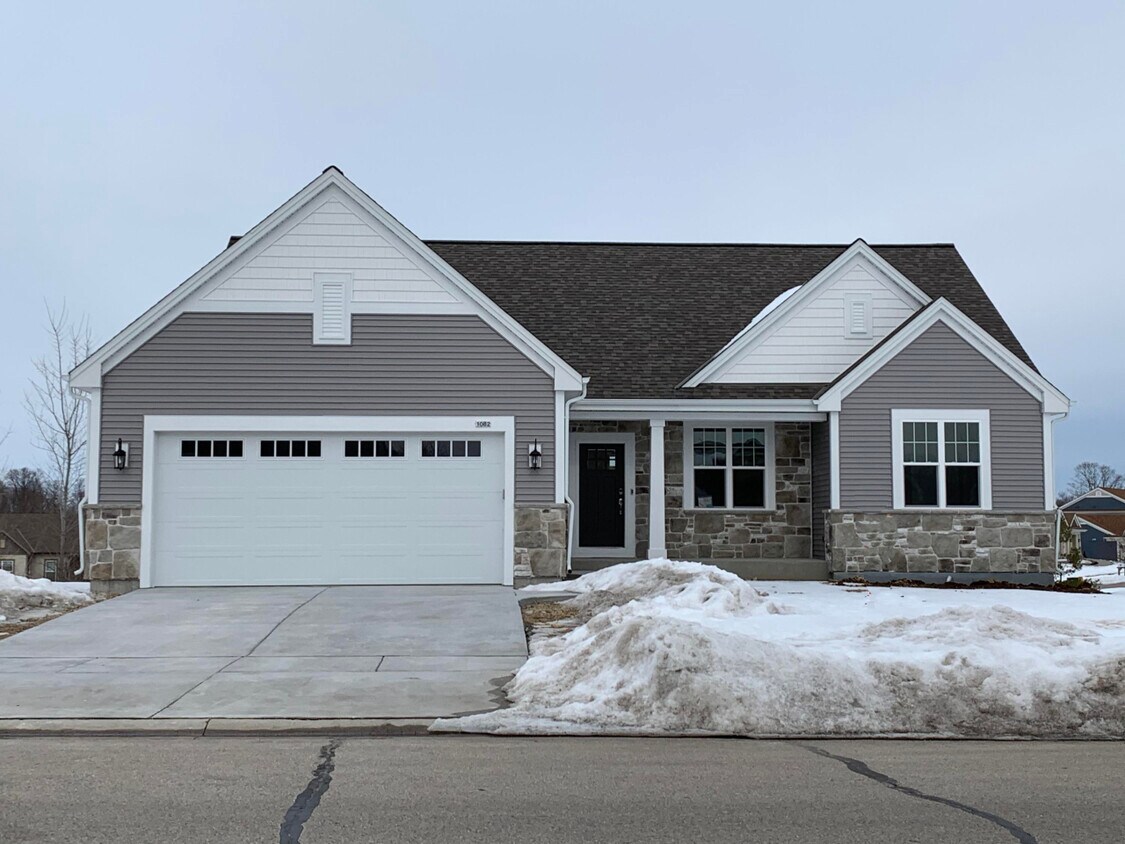 1082 W Monroe Ave, Hartford, WI 53027 House for Rent in Hartford, WI