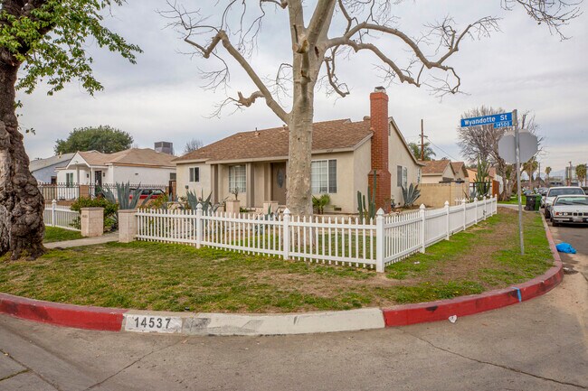 Building Photo - 14537 Wyandotte St