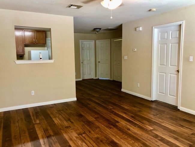 Building Photo - 3bd/2ba Attached Home