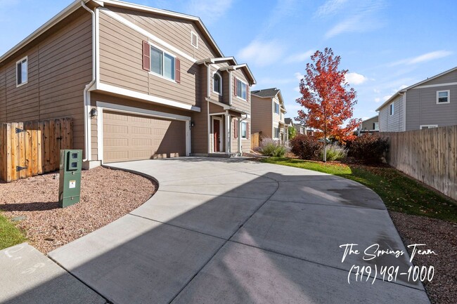Building Photo - HUGE 3 Bedroom/2.5 Bathroom Home in Courty...