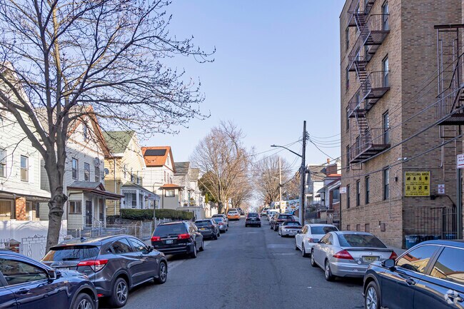 Contexto - 630 E 221st St