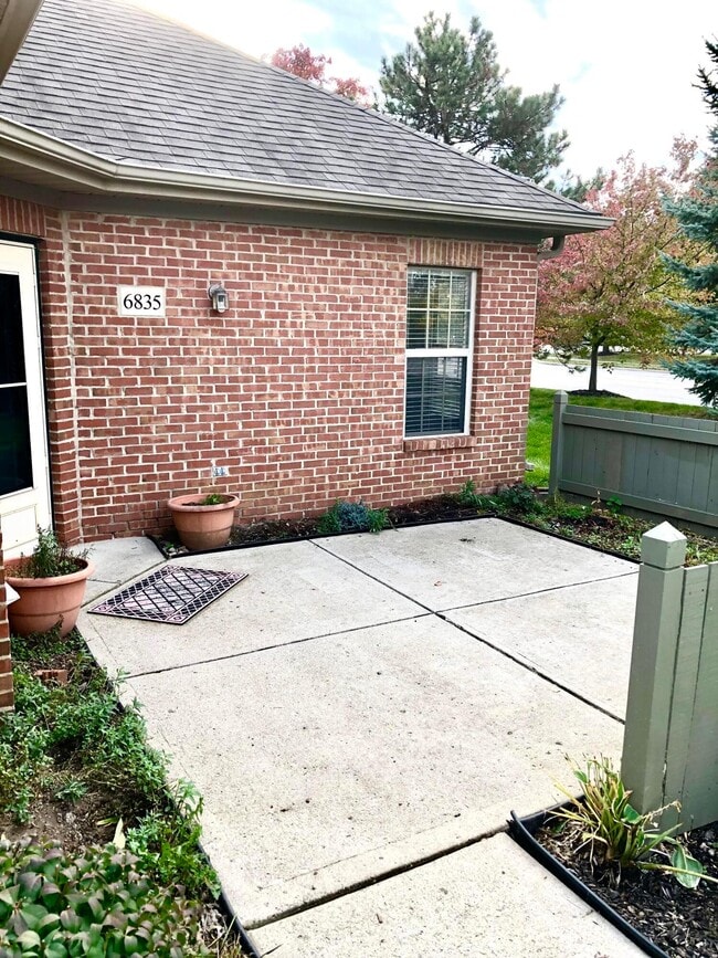 Building Photo - 6835 Villabrook Dr