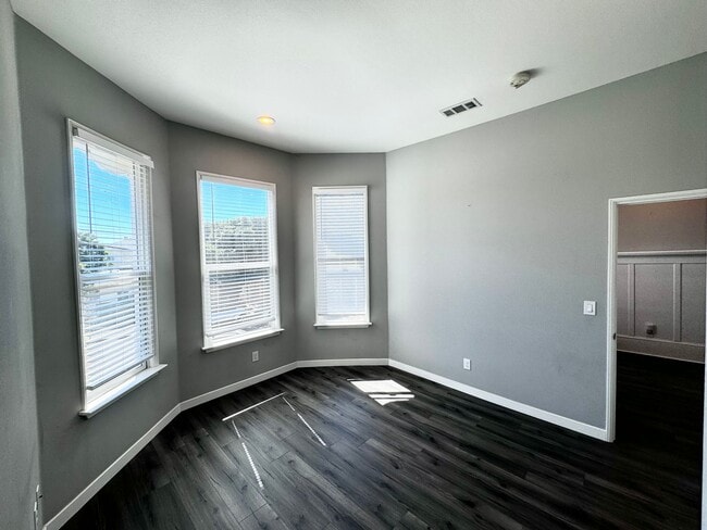 Foto del edificio - Three Bedroom Unit Available !