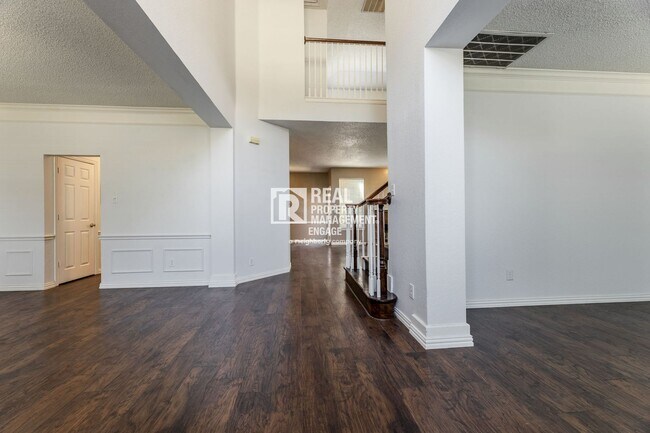 Foto del edificio - Recently Updated Plano Property with Modern Features and Serene Surroundings