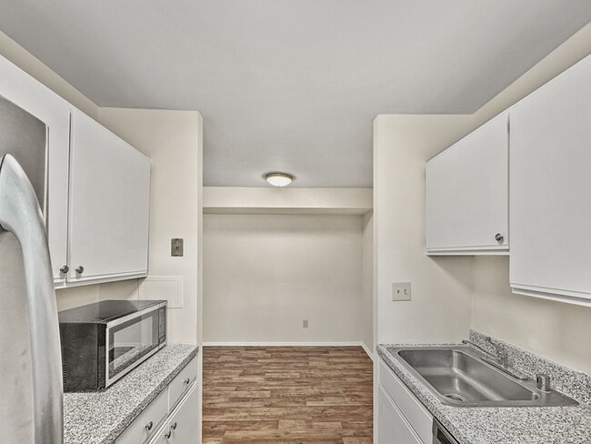 Building Photo - 4411 Falls Bridge Dr