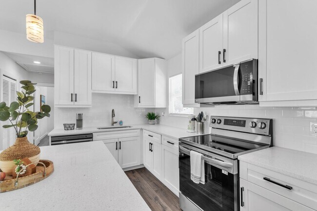 Building Photo - Charming 3BD/2BTH Home with Private Backya...