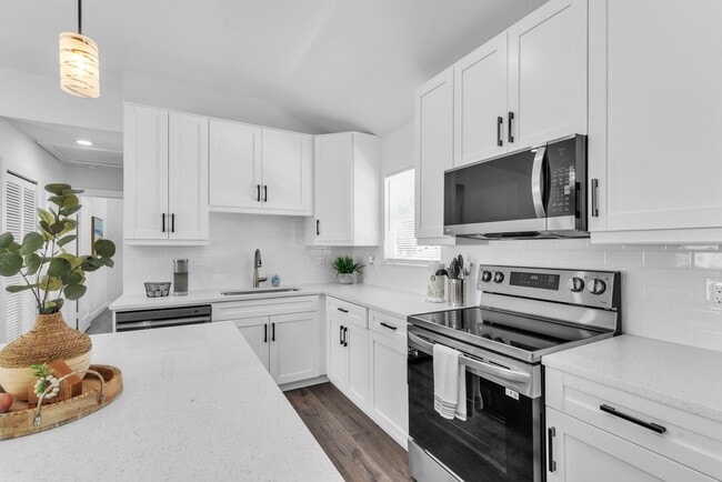 Building Photo - Charming 3BD/2BTH Home with Private Backyard in the Heart of Safety Harbor