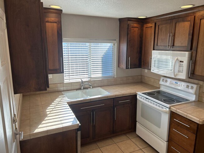 Foto del edificio - 943 Shearer St