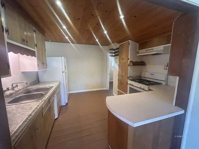 Building Photo - 2bd/ 1 Ba Single-Level Cabin