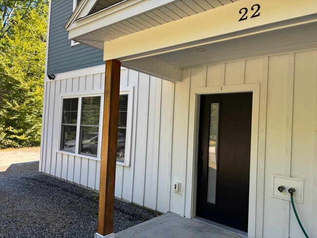 Building Photo - Highland Duplex