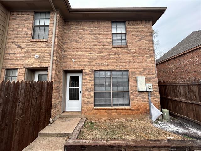 Building Photo - 7425 Kingswood Dr