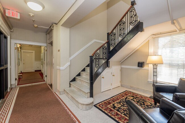 Foto del edificio - Nicely renovated studio in a prime location near the Green and Orange Line.