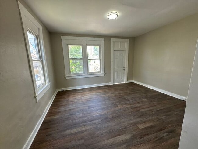 Building Photo - Beautifully renovated with mother in law s...
