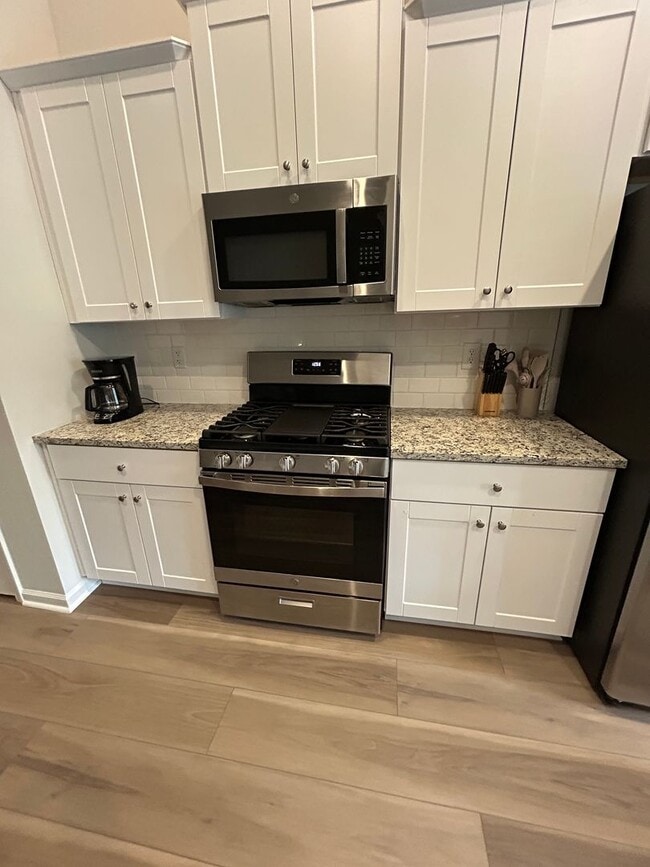 Building Photo - Lovely Furnished 3 bd/ 2 ba home