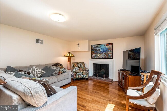 Building Photo - 6914 Rosemont Dr